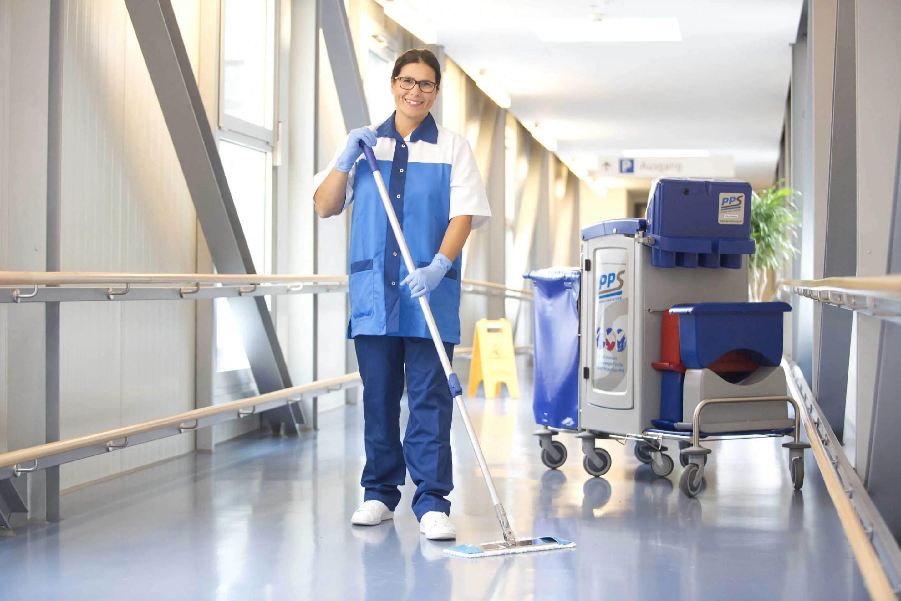 помещения лпу. уборщик клиника. уборка помещений в медицинских учреждениях. генкборка процедуреого кабинета. санитарка уборщица.