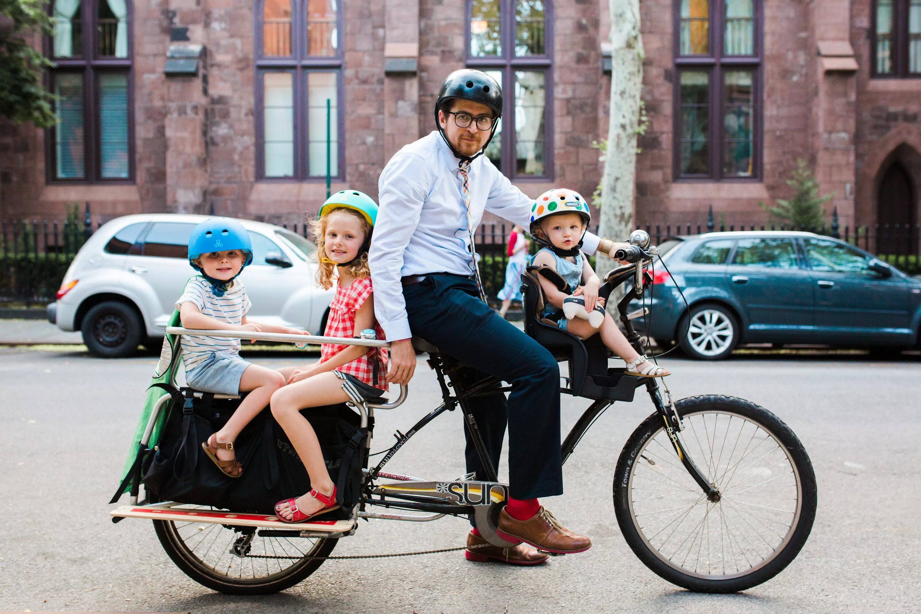 Включи friendly taga. Семейный велосипед. Семья на велосипедах. Путешествие на велосипедах с детьми. Семья с детьми на велосипедах.