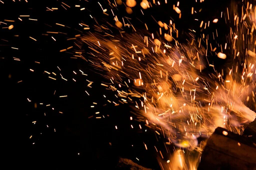 Пепел сыпется. Искры огня. искры от огня. летающий пепел. падающий пепел.