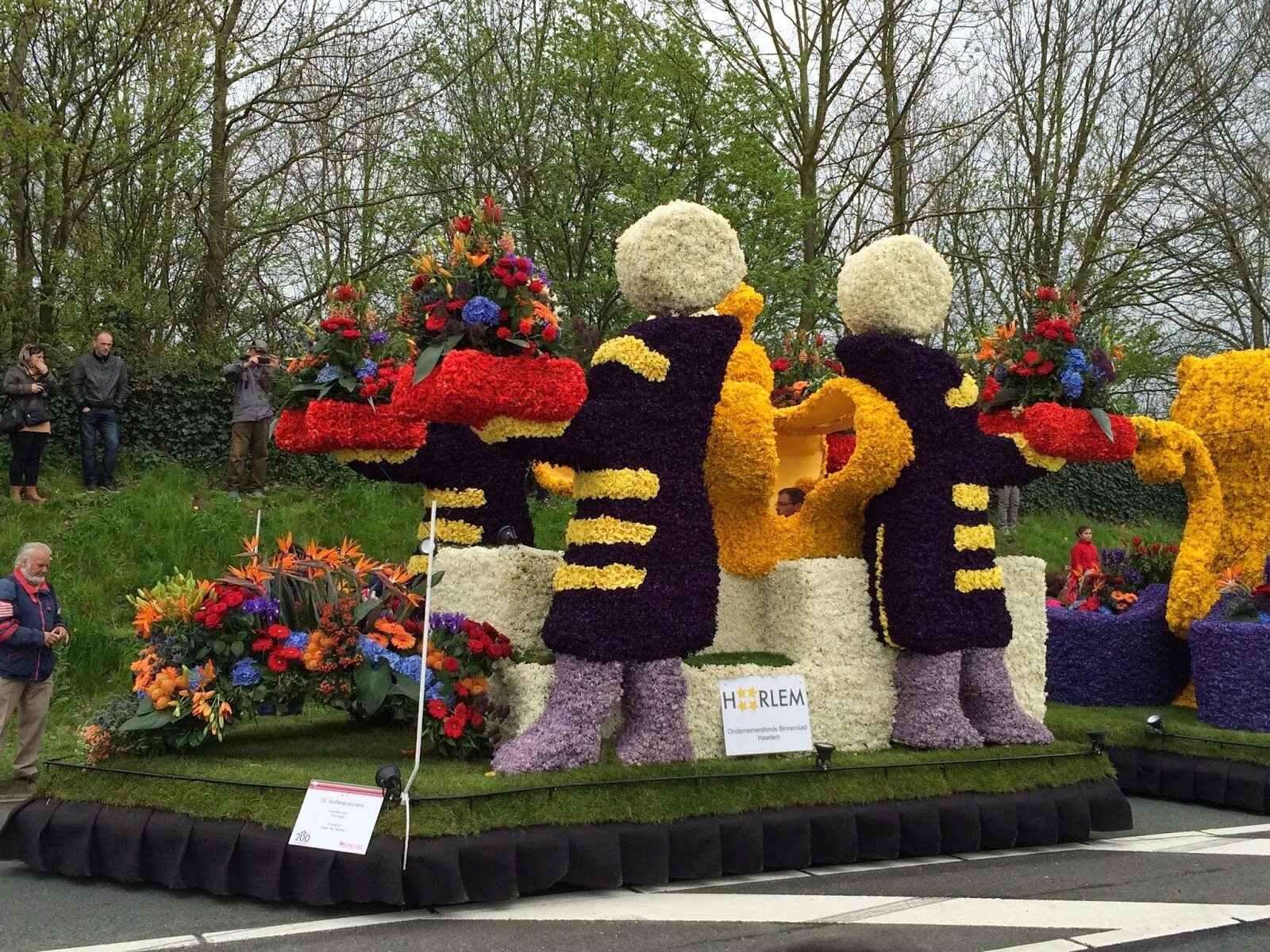 Парад цветов в амстердаме. Парад цветов bloemencorso bollenstreek. Поделка парад цветов. Кёкенхоф парад цветов 2020. Поделки парад.