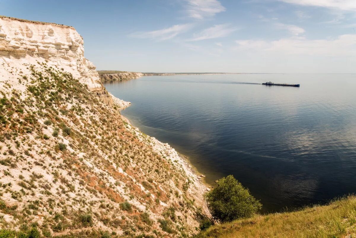 Красивые места саратовской. Берег Волги Саратов. Красноармейский район Саратовская область Волга. Берега Волги Саратовской области. Берег реки Волга в Саратове.