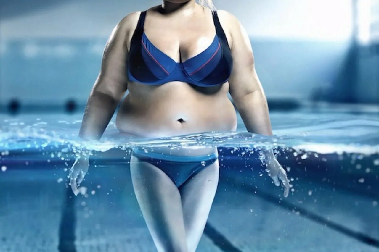 Лишний вес вода. Женщина в бассейне. Полные девушки в бассейне. Вода и стройность.