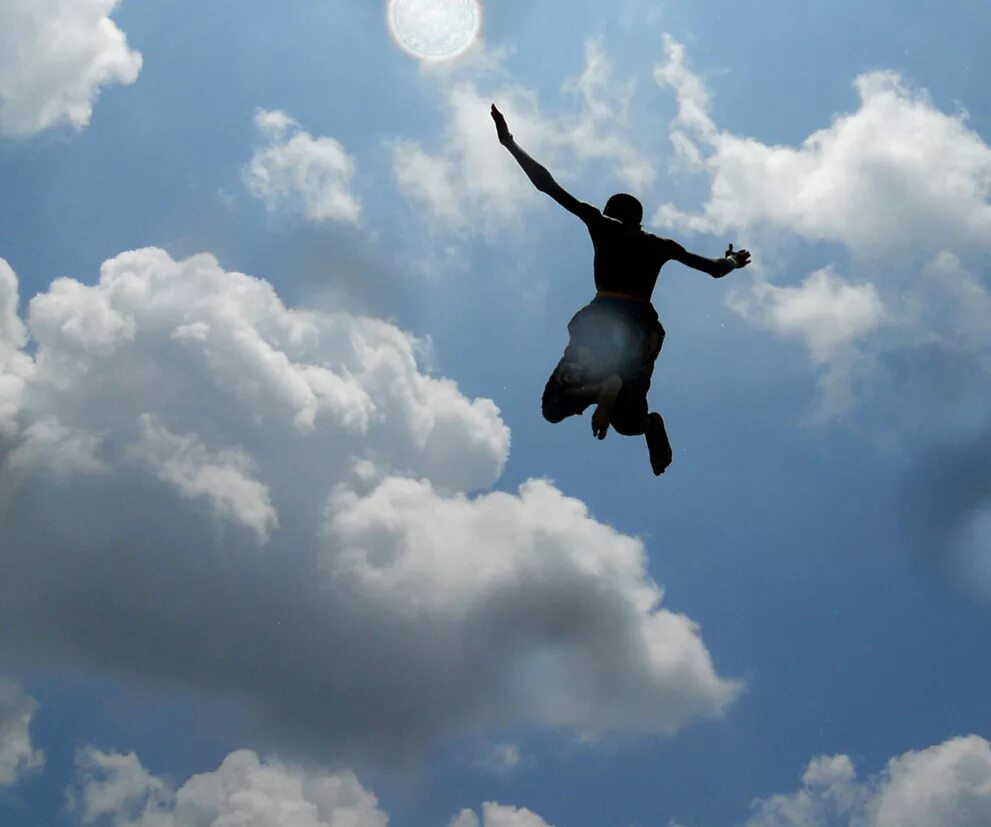 Включи летающий человек. Летающий человек. Свободный полет. Улетает лето. Человек прыгает в облака.