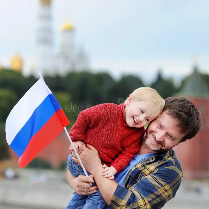 Знамя российское это моя семья. Семья с российским флагом. Семья с флажками России. Семья на фоне российского флага. Счастливая семья с флагом России.
