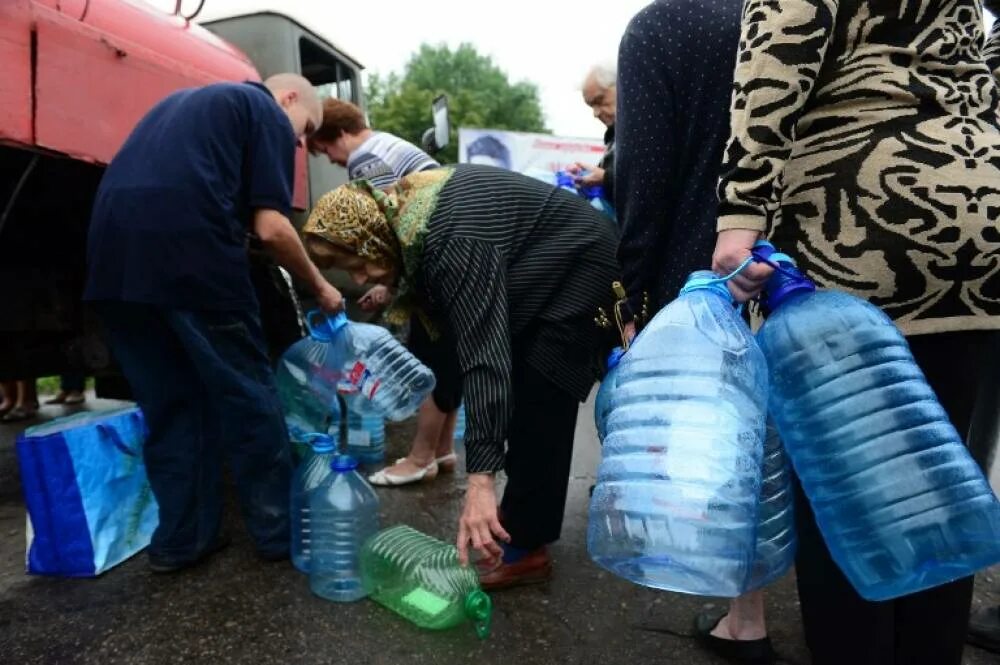 Подвоз питьевой воды. Подвоз воды. Подвоз питьевой воды населению. Подвоз холодной воды. Очередь за водой.