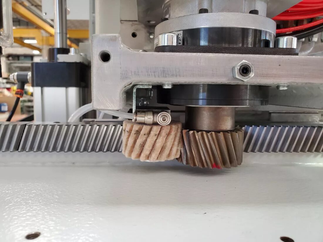 Станки чпу кдт. Чпу иртыш станок. Зубчатая рейка 30. Линейный энкодер 20 мм. Фрезерный станок max777 чпу 5 осевой.