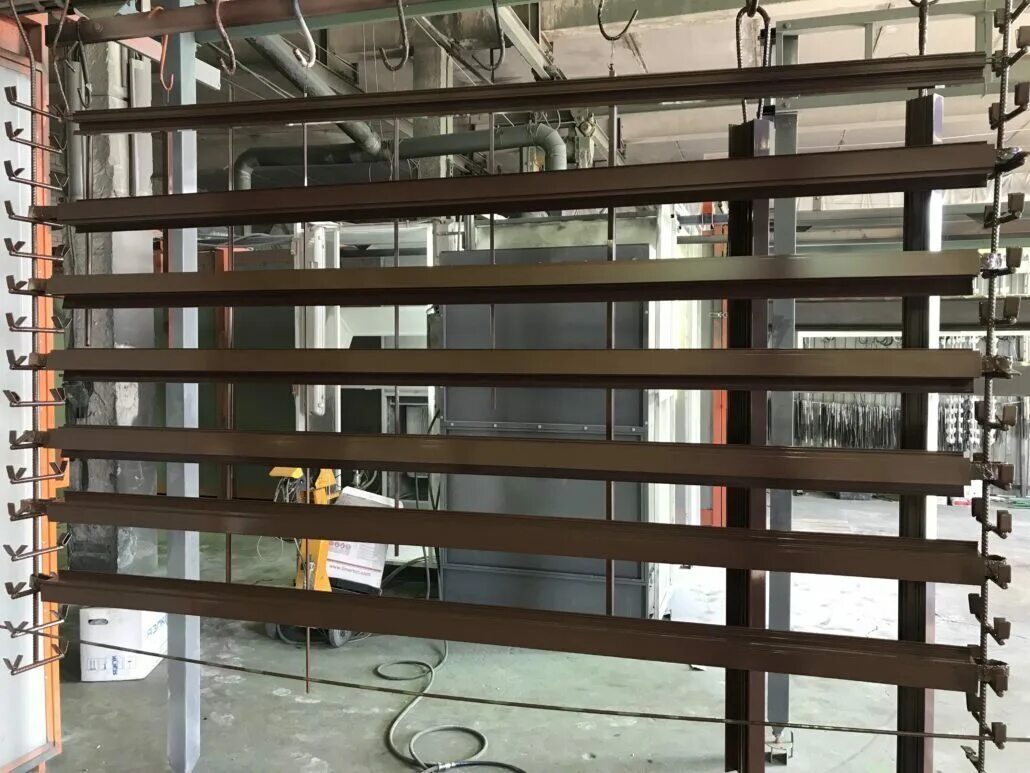 Покраска профтрубы. Стальная труба профиль покрашенная. Приспособления для порошковой покраски профилей. Труба профильная 60х60х3мм 2 м. Крючки для порошковой покраски для профиля.