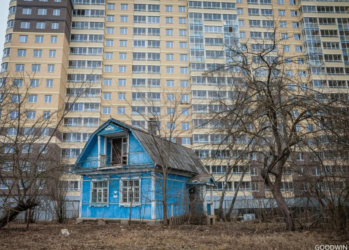 Частный дом посреди многоэтажек. Застройщик одинбург одинцово. Жк одинбург в одинцово синий домик. Синий дом в одинцово 2022. Жк одинбург одинцово дом во дворе.