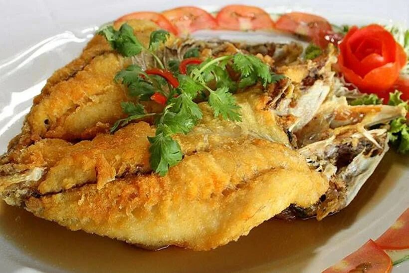 Жареная рыба подливом. Рыба по турецки. Жареная рыба в Тайланде. Жареная тайская рыба. Восточный рыба жареная.