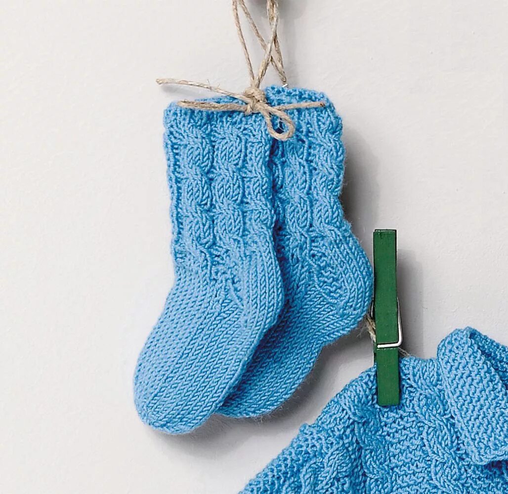 Носочки связать детям. Вязаные носки. Носки детские вязаные. Вязаные носки спицами. Носки для малышей спицами.