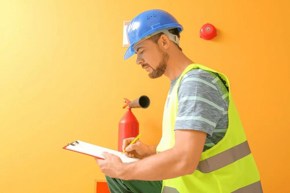 Монтаж систем пожаротушения. Fire engineer. Монтаж пожарной сигнализации. Fire protection engineering. Пожарный на белом фоне.