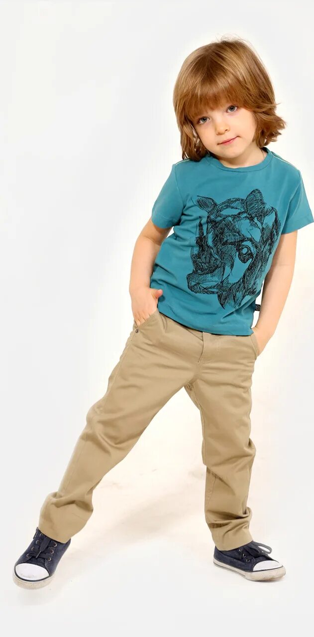 брюки чинос детские. одежда на мальчика gino de luka. бежевые штаны на мальчика. бежевые брюки на мальчика 5 лет. беж брюки на мальчика.