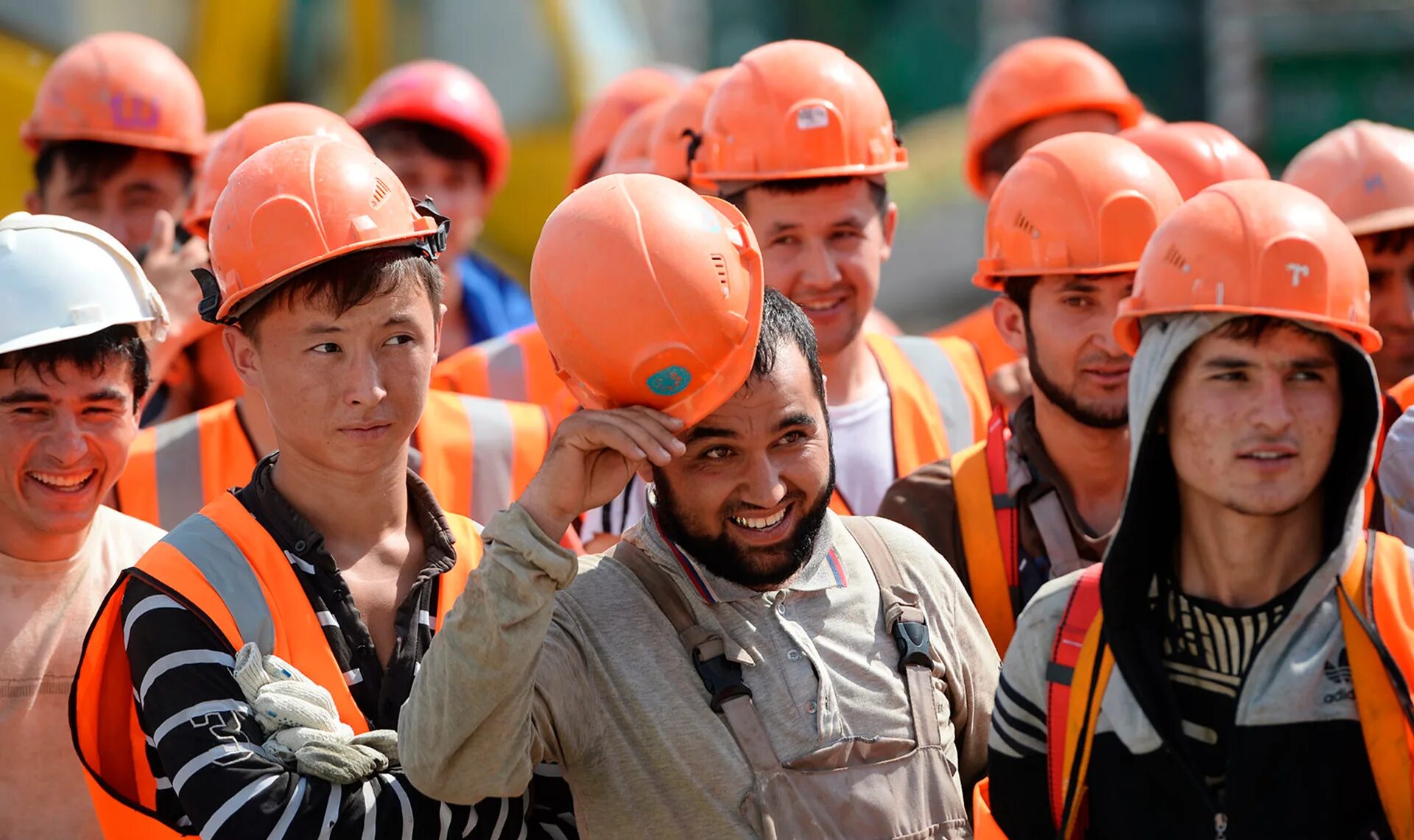 Узбеки гастарбайтеры. Иностранцы на стройке. Трудовые мигранты из кыргызстана. Иностранная рабочая сила. Строители мигранты.