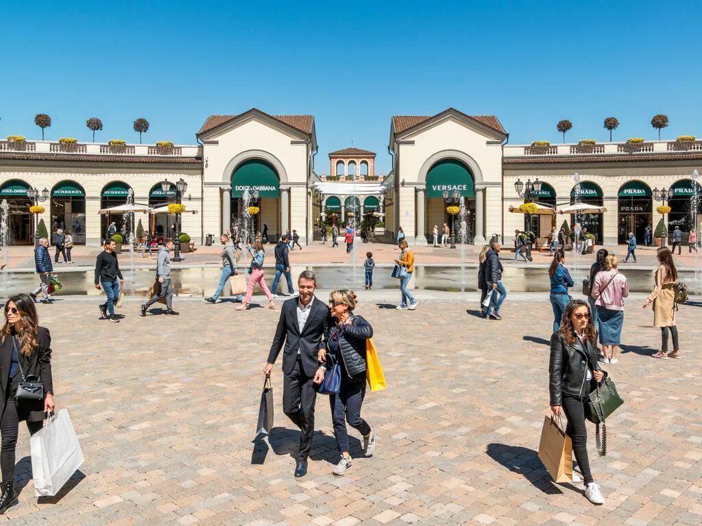 Serravalle outlet. Серравалле аутлет. Серравалле Скривия. Serravalle Outlet в Милане. Серравалле Скривия аутлет.