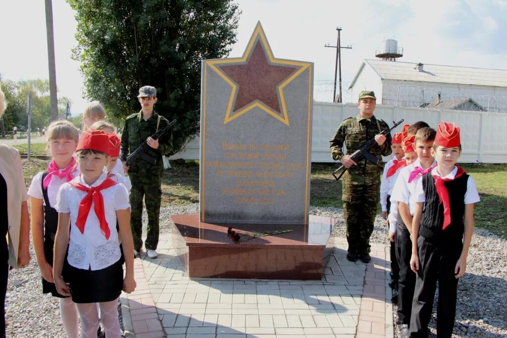 Октябрьский северского района краснодарского края. Станица Новодмитриевская Северский Краснодарский край. Памятник пгт Черноморский Северский район. Вечный огонь станица Северская Краснодарский край. Вечный огонь в пгт Черноморский Северского р-на Краснодарского края.