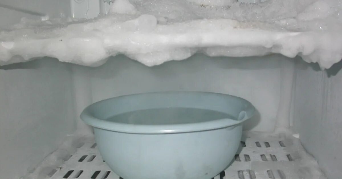 Вода после разморозки. Разморозка холодильника. Холодильник перемораживает. Снежная шапка в холодильнике. Горячая вода при разморозке холодильника.