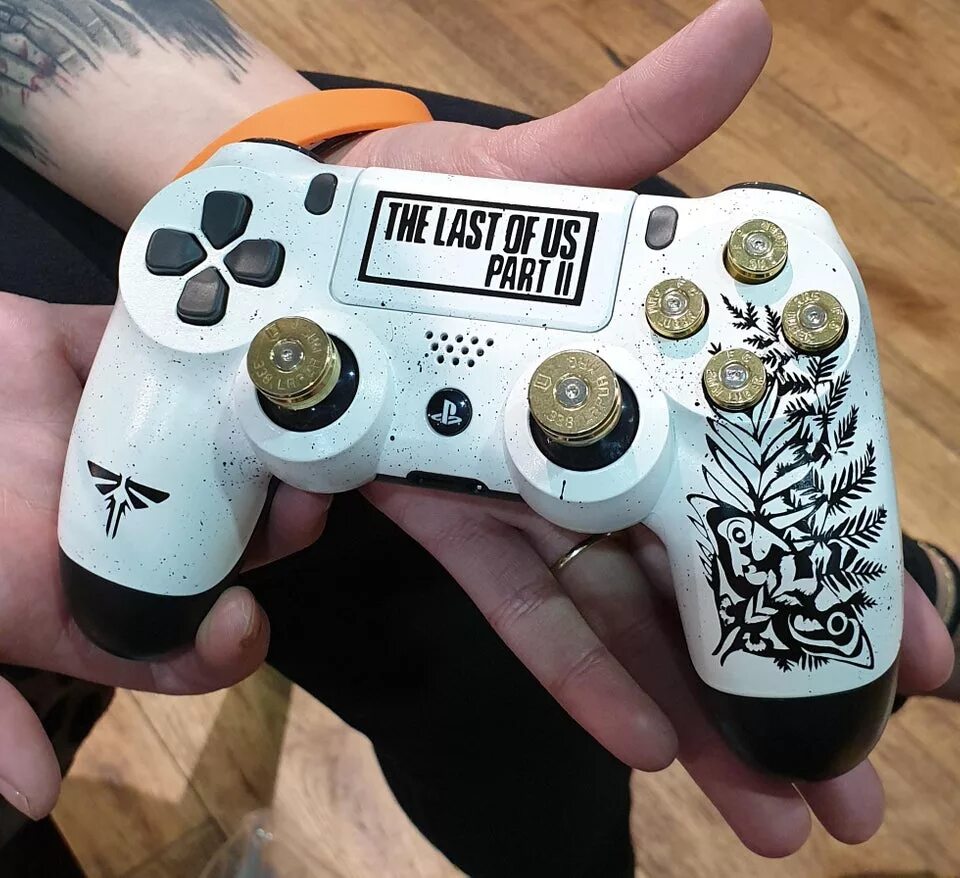 Кастомные джойстики. Джойстик ps4 the last of us. Геймпад PLAYSTATION Dualshock 4 tlou2. Джойстик ps4 the last of us 2. Геймпад Dualshock ps4 the last of us 2.