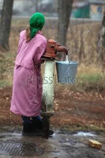 Сама сама набирает воду