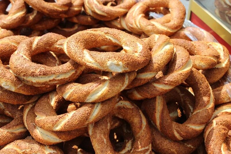 Бублики сдобные. Бублик с маком. Много калачей. Национальные хлебобулочные изделия. Тихорецкий хлебокомбинат бублик с маком.