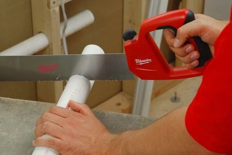 чем пилят пластиковые. сломанный пластиковый подоконник. резка мдф панелей. распил оргстекла электролобзиком. чем пилят пластиковые.