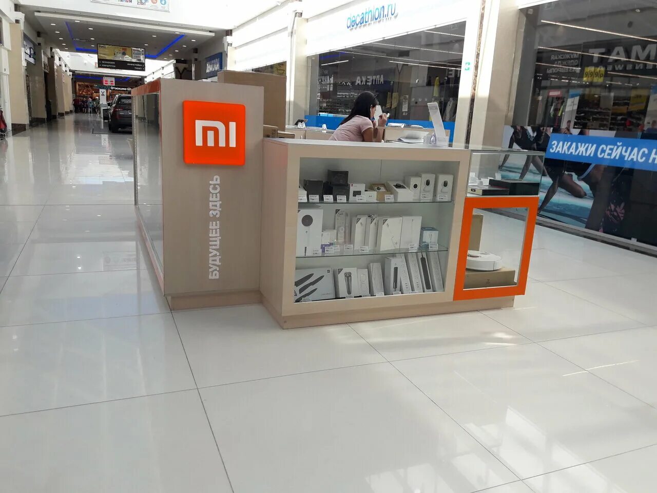 Магазин xiaomi shopping. Ксиоми фирменный магазин в СПБ. Магазин Сяоми в Санкт Петербурге фирменный. Mi Store Xiaomi.