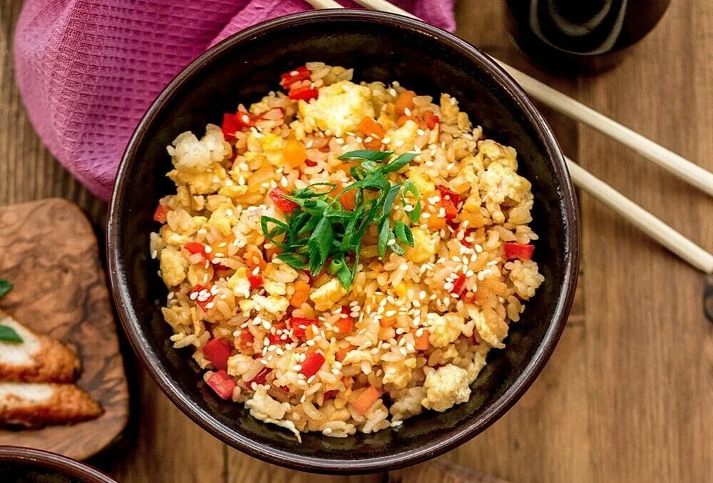 жареный рис. кимчи покумбап. эг фрайд райс. фрайд райс. рис тяхан.