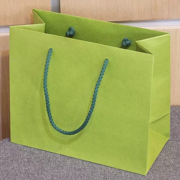 Создаем сумку пакет из бумаги. Бумажный пакет с ручками. Красивая упаковка сумки. Сумочка из бумаги. Бумажный сумка зеленая.
