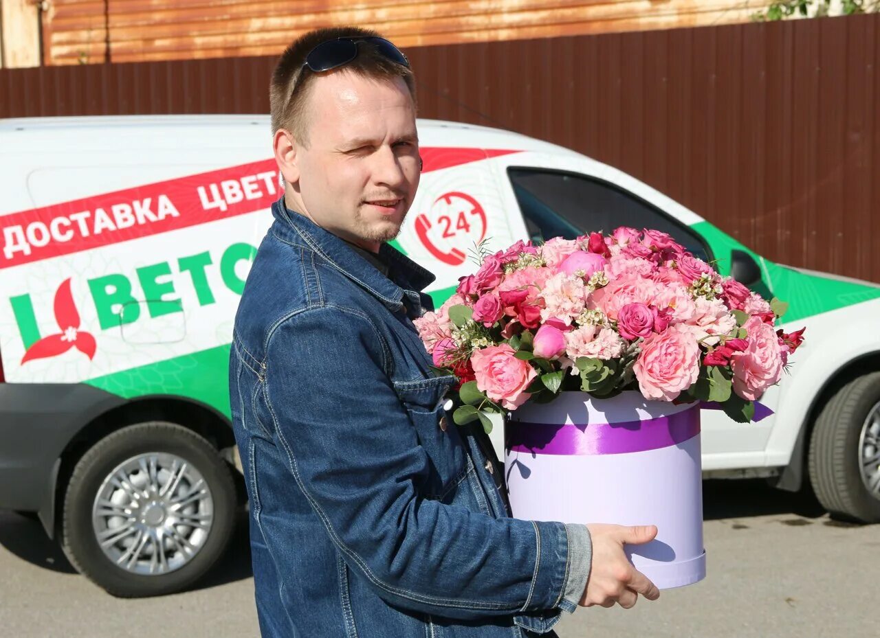 Цветовик работа. Цветовик автомобили. везет цветы.