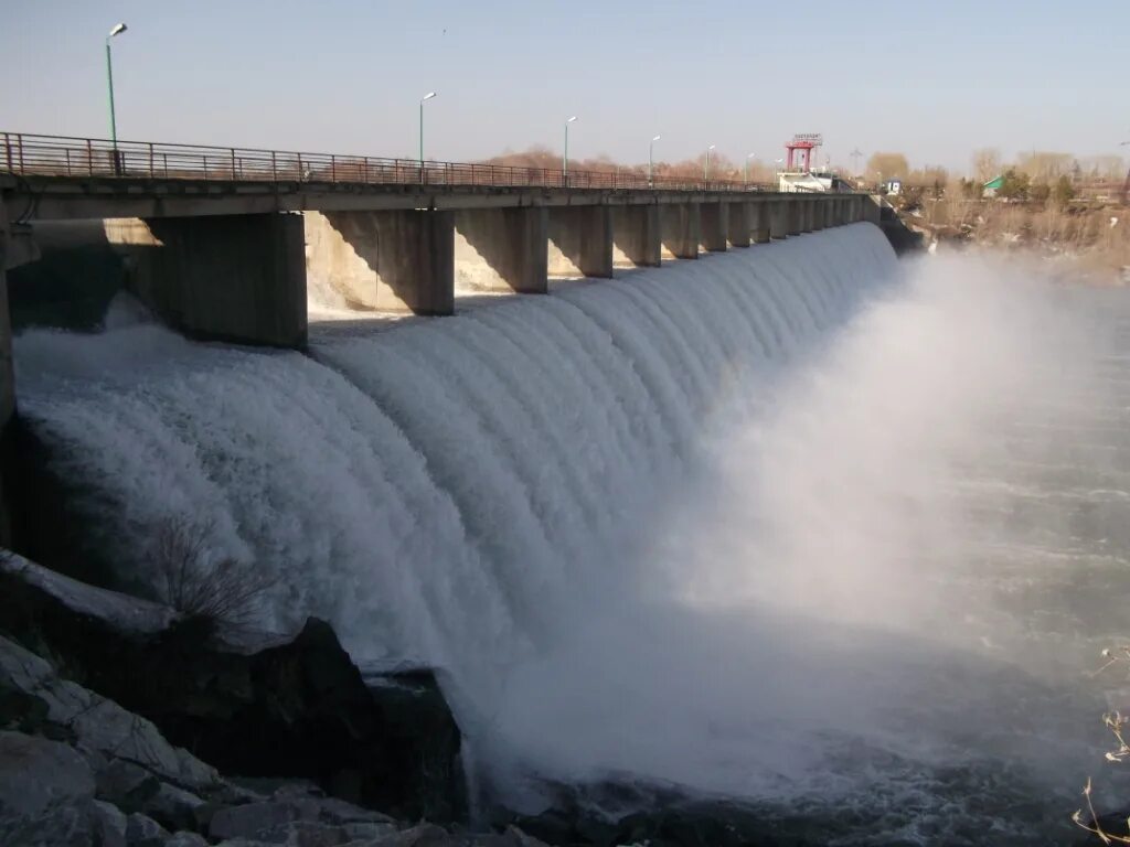 Платина в казахстане прорвало. Сергеевское водохранилище Казахстан. ГЭС на Иртыше. Шардаринское водохранилище плотина. Дамба на Иртыше в Казахстане.