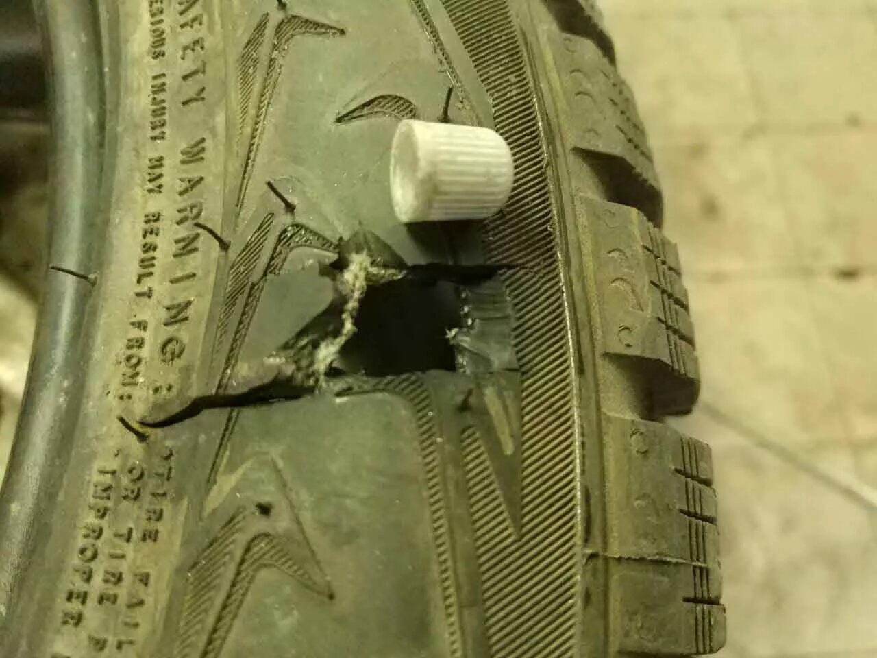 Разрыв колес. Повреждения шин. Разрыв шины. Проколол колесо камнем. Поврежденная шина.