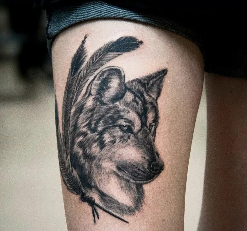 Тату носорог на плече. Тату носорог. Тату волчица. Тату зверей. Татуировки с животными.