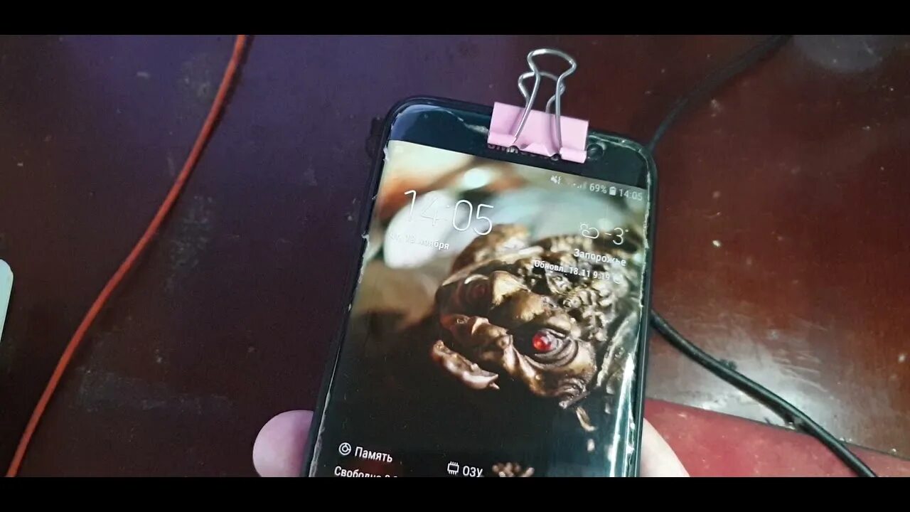 Розов как снимать. Розовая полоса на экране телефона. Розовая полоса на экране телефона Samsung. Samsung s8 розовая полоса на экране. Розовая полоса на экране Galaxy s7 Edge решение.