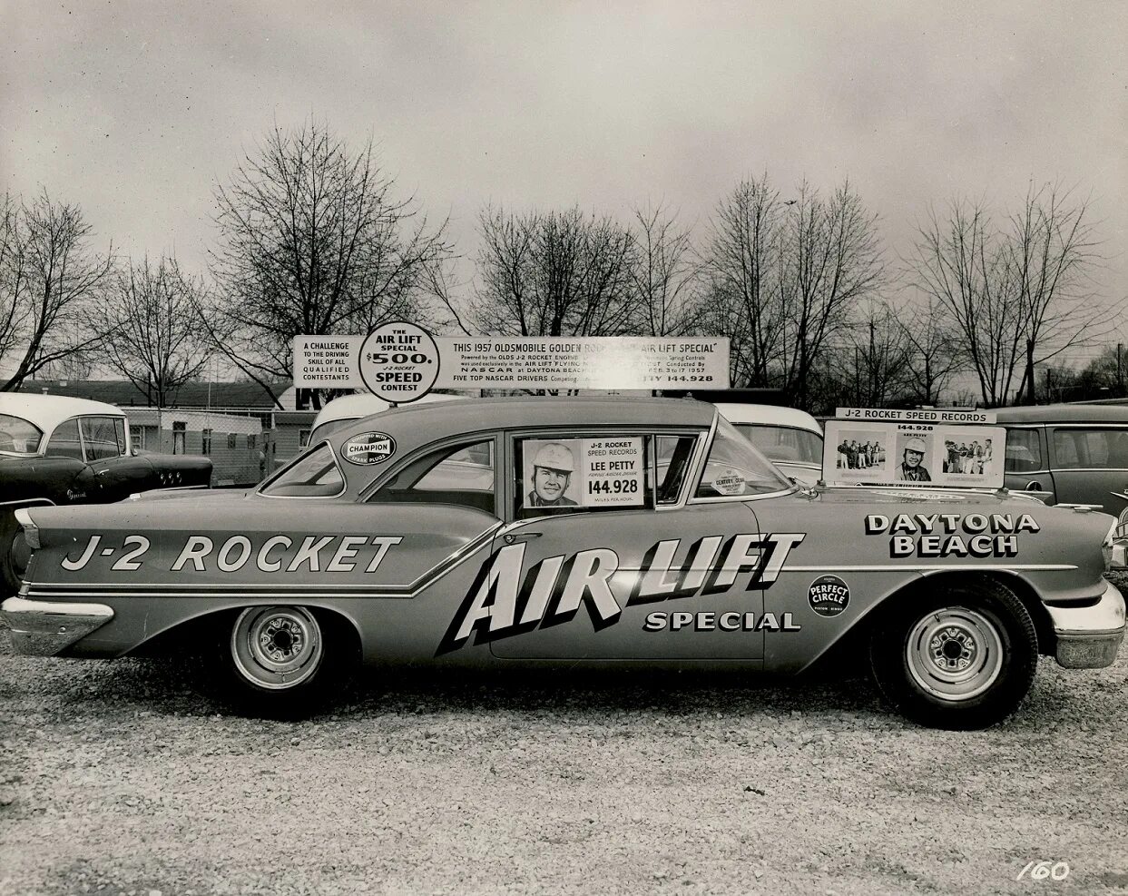 Oldsmobile 88 NASCAR. Фольксваген петти. Олдсмобиль рокет 88 наскар. 1957 Oldsmobile Golden Rocket 88.