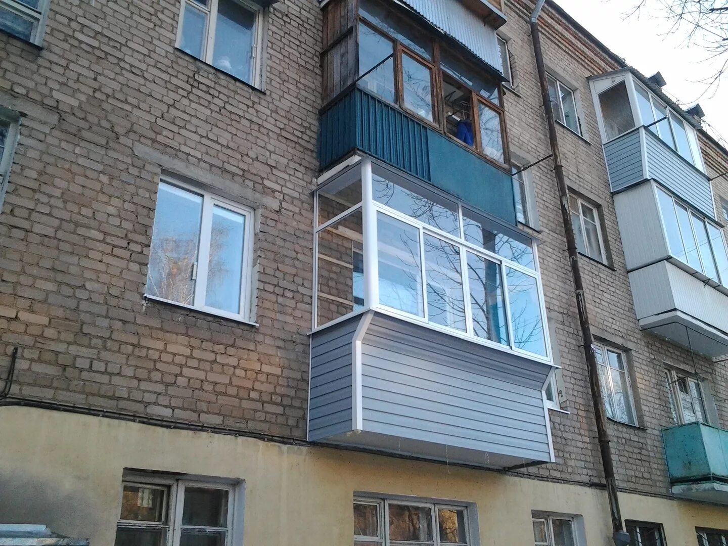 балконы домов пятиэтажек. балкон хрущевка снаружи. крыша балкона на последнем этаже. балкон 5 этаж. крыша на балкон.