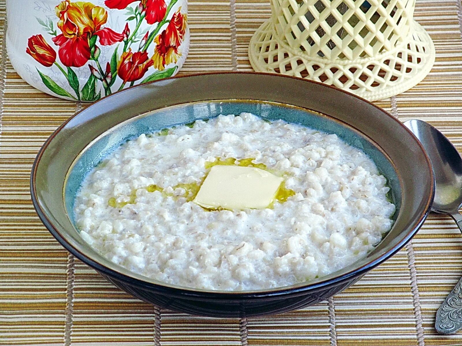 Каша из перловой крупы. Перловка каша. перловка молочная каша. перловая каша на молоке. перловка на молоке.