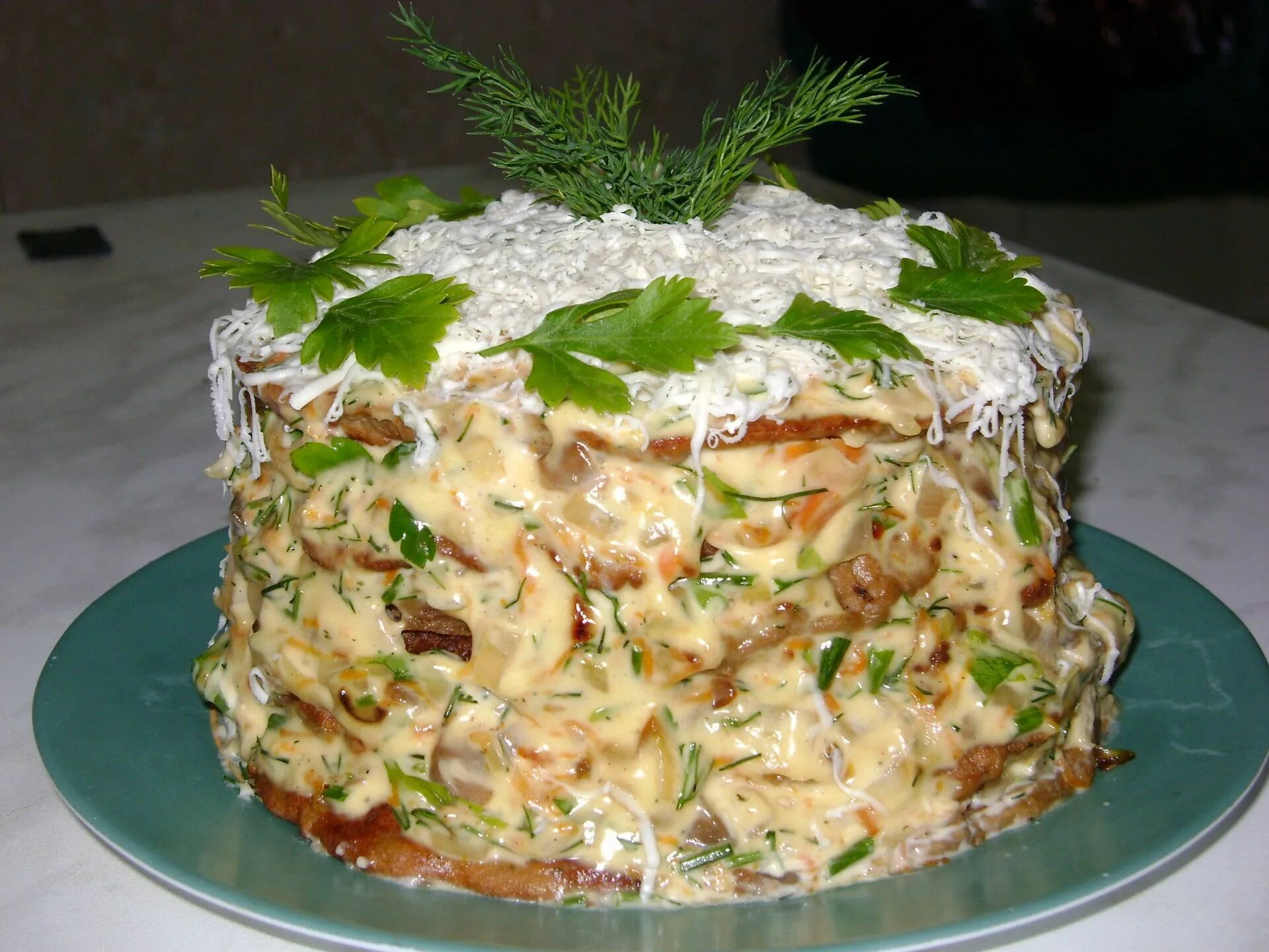 Печеночный торт с грибами. Салат торт с курицей и грибами. печёночный торт с грибами. салат печеночный торт. салат печеночный с грибами.