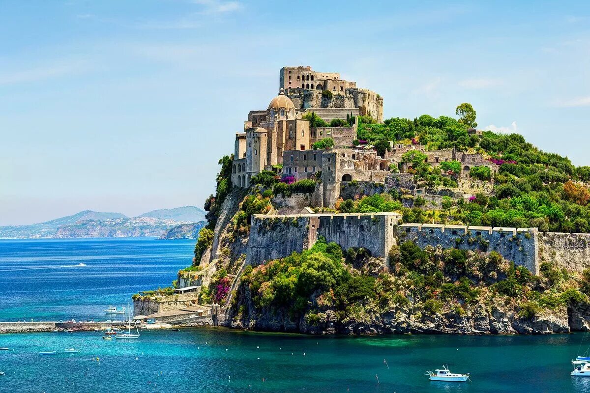 Большой итальянский остров. Искья остров Италия. Италия Неаполь остров Искья. Арагонский замок остров Искья. Средиземное море остров Искья.