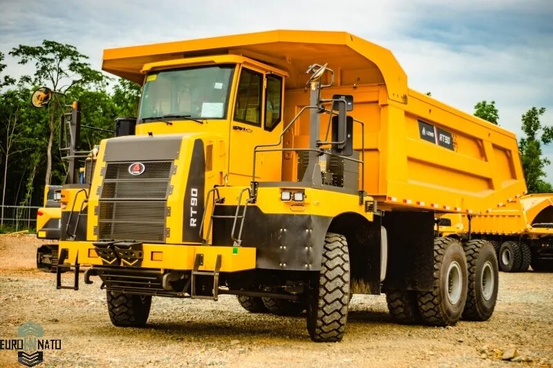 Карьерный самосвал 90 тонн. Самосвал комацу 785. Автосамосвал komatsu hd785-7. Komatsu hd785-7. Euclid самосвал карьерный.