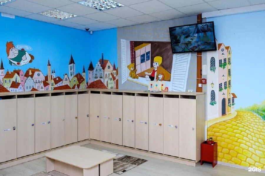 Стены в раздевалке в детском саду. Раздевалка в детском саду. современные раздевалки в детском саду. украшение раздевалки в детском саду. раздевалка в доу.