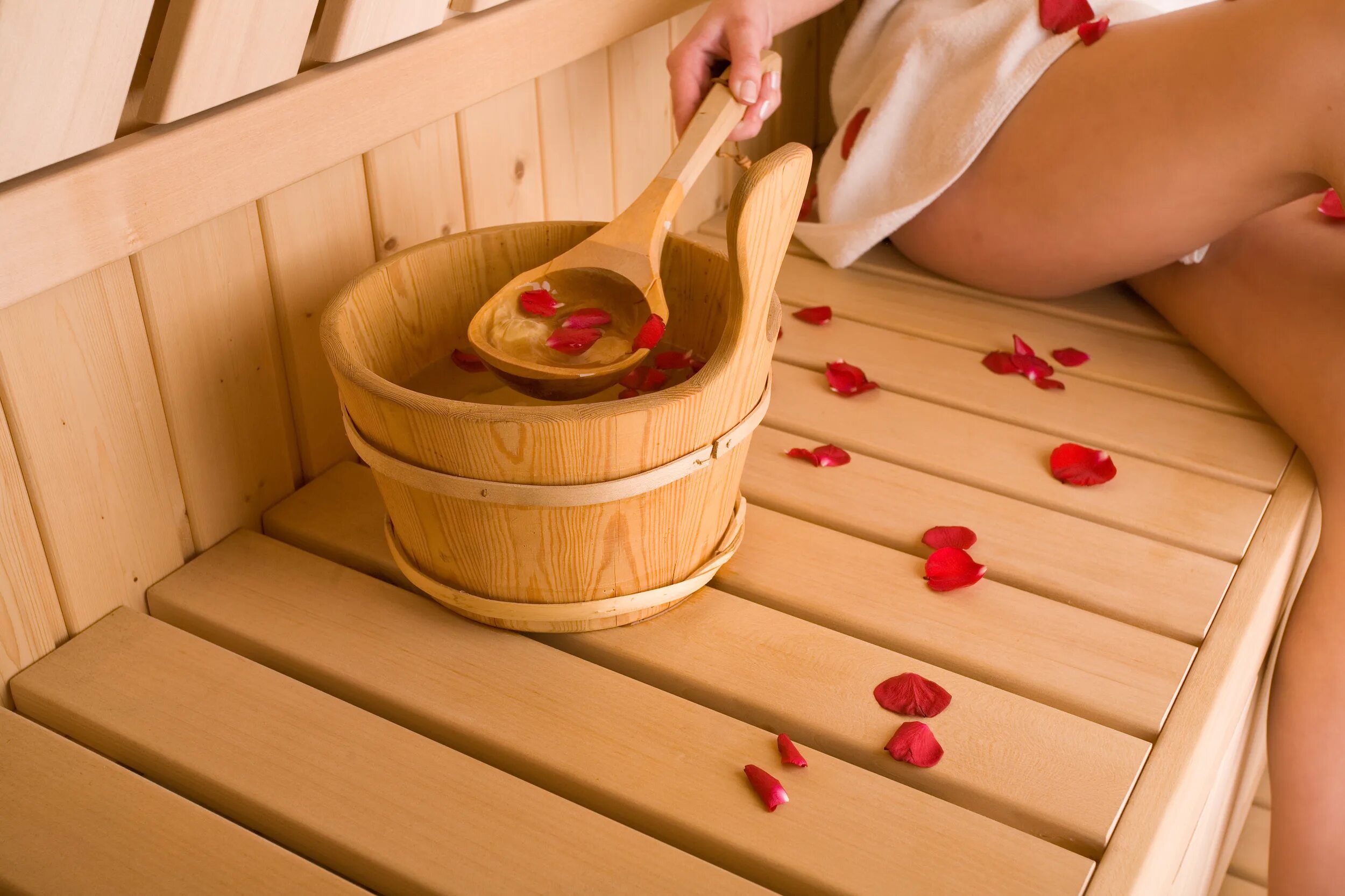 Сколько сидеть в сауне. Фотосессия в бане. Баня для влюбленных. Цветы в бане. День влюбленных в сауне.