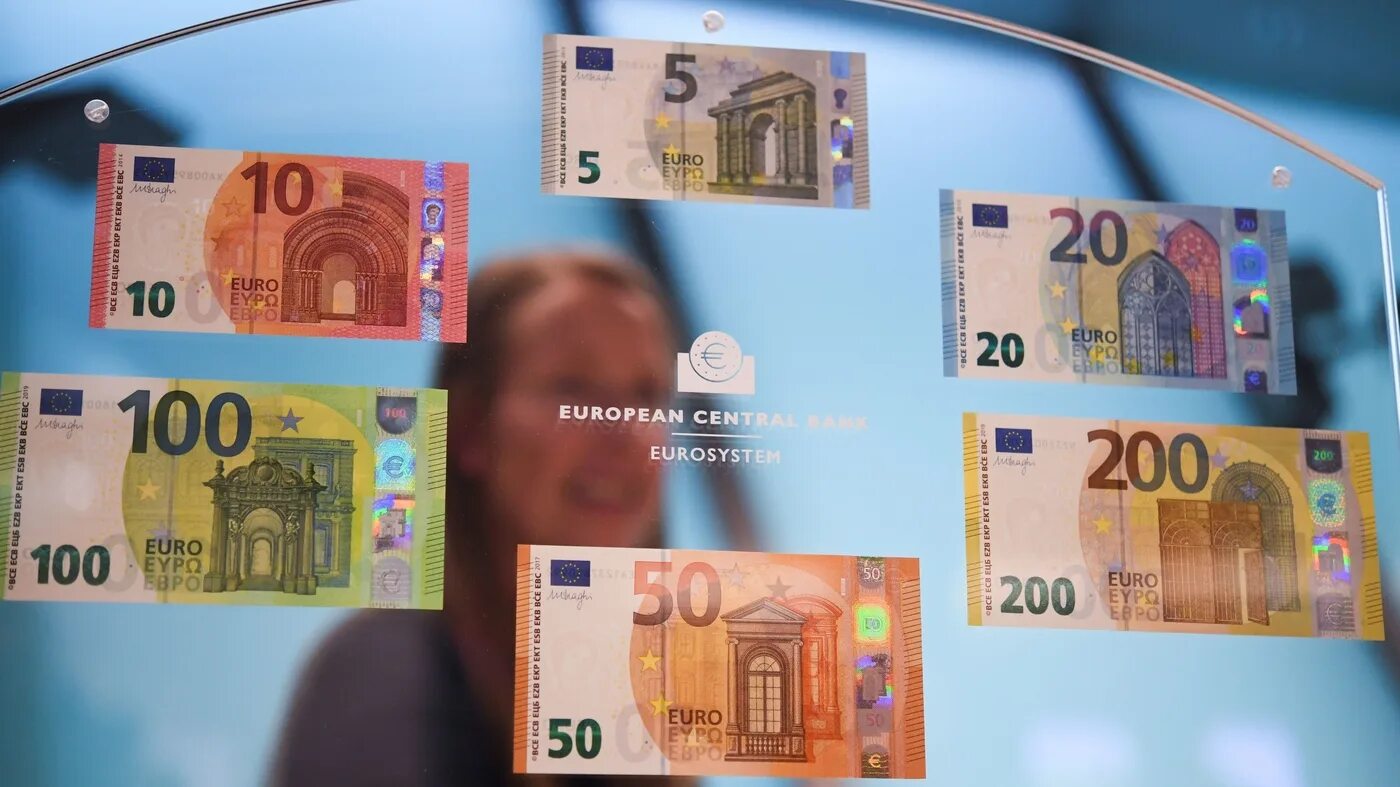 Банкноты евро нового образца 50 евро. Евро банкноты номинал 200. Купюра 200 евро. Банкноты номиналом 100 евро. Самые крупные евро