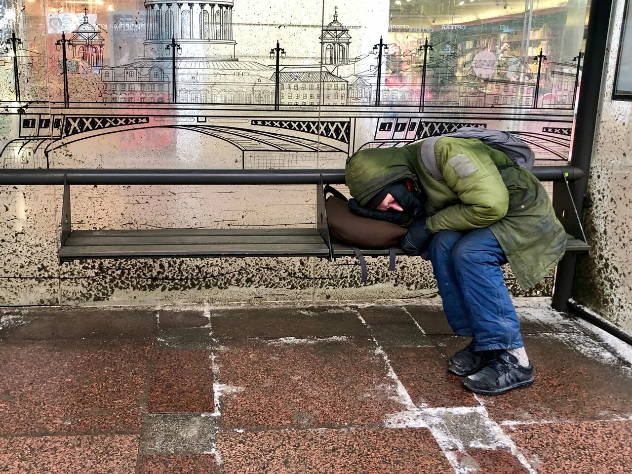 Целуется с бомжами в питере. Бездомные люди в Санкт-Петербурге.