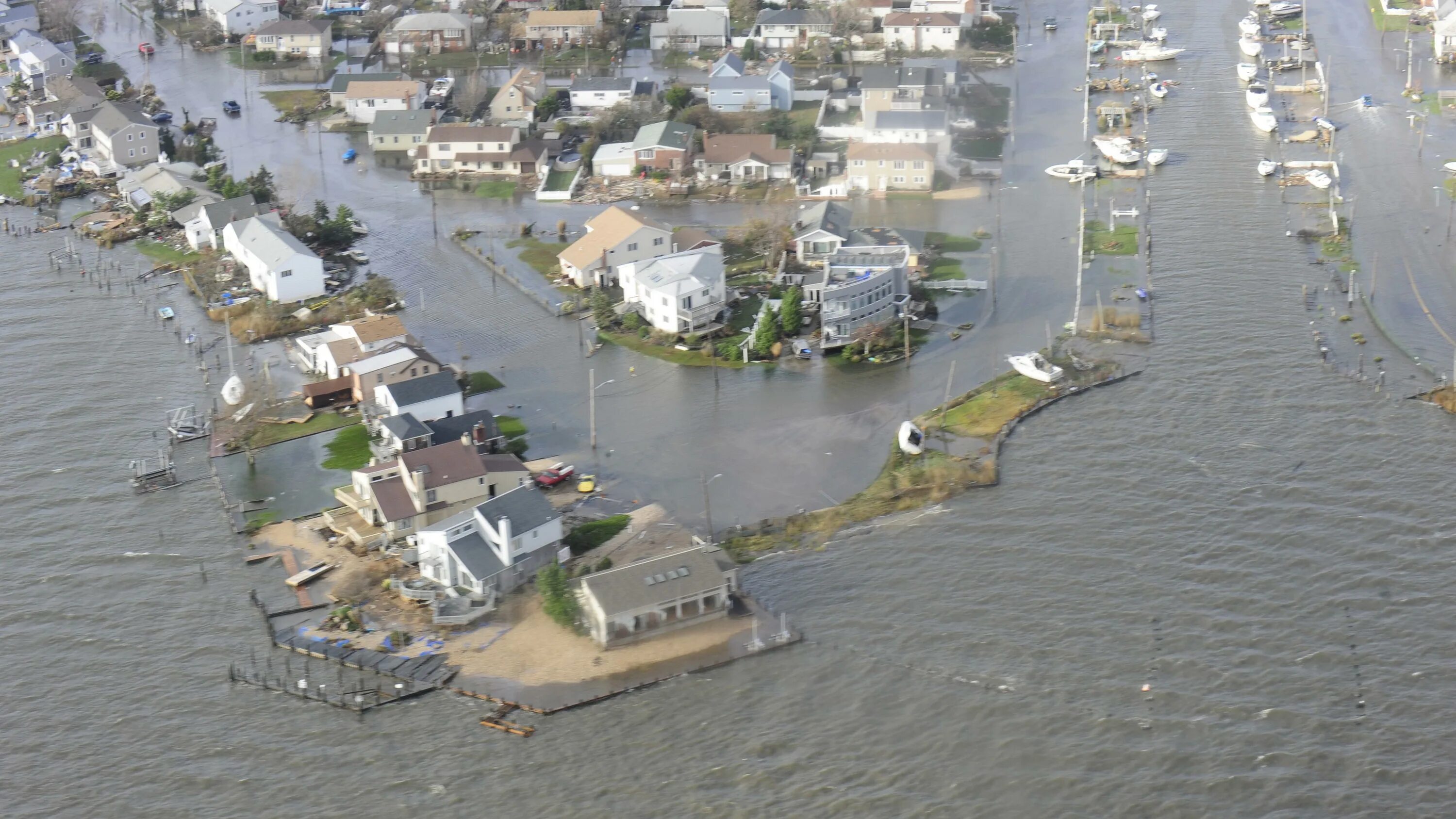 Где затапливает город. Наводнение. Затопление прибрежных городов. Затопление прибрежных районов. Катастрофическое затопление.