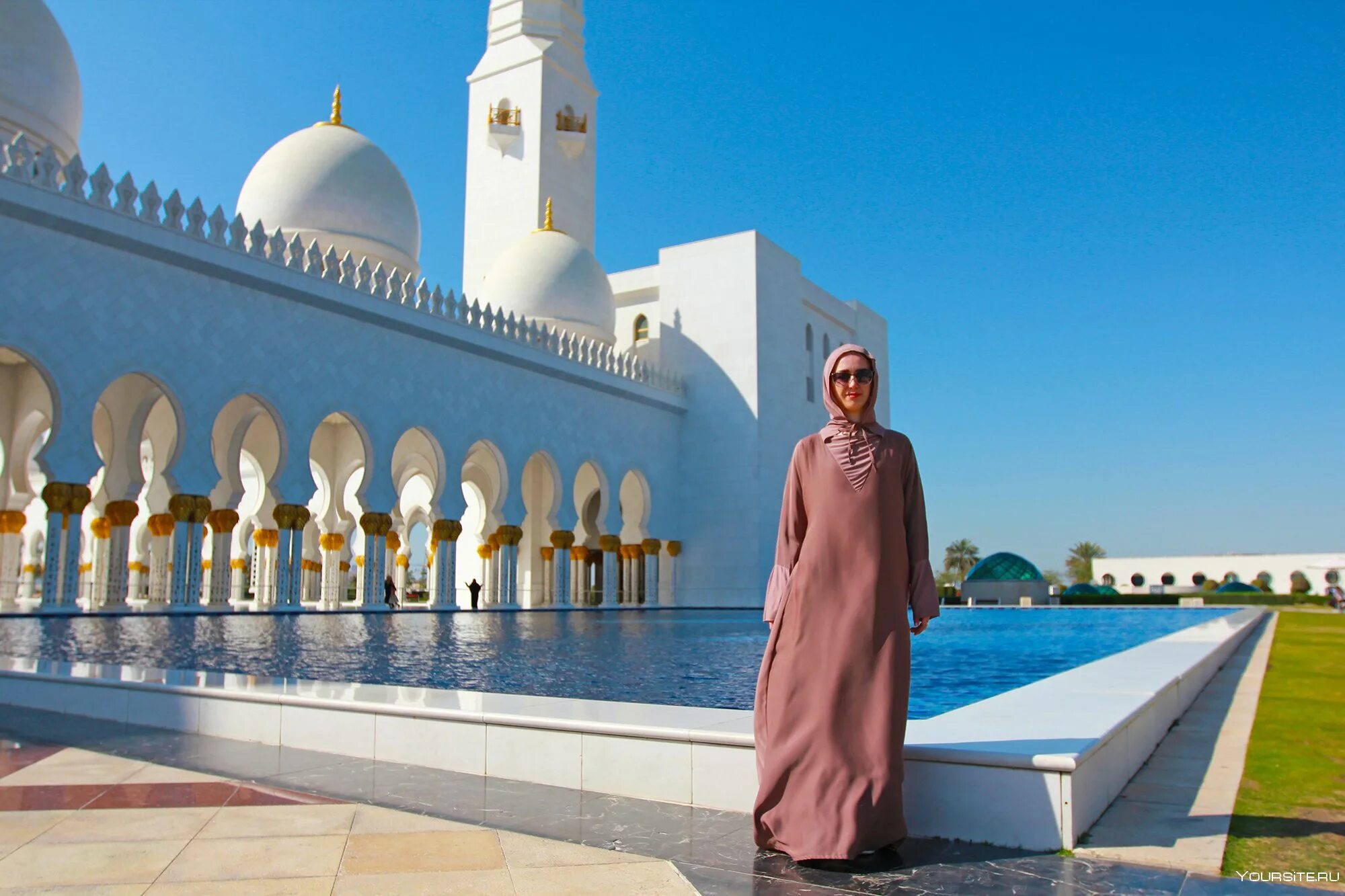 В какой одежде дубай. Мечеть шейха Зайда Абу-Даби. Мечеть в Дубае Абу Даби. Мечеть в Дубае шейха Зайда. Мечеть шейха Зайда туристы.
