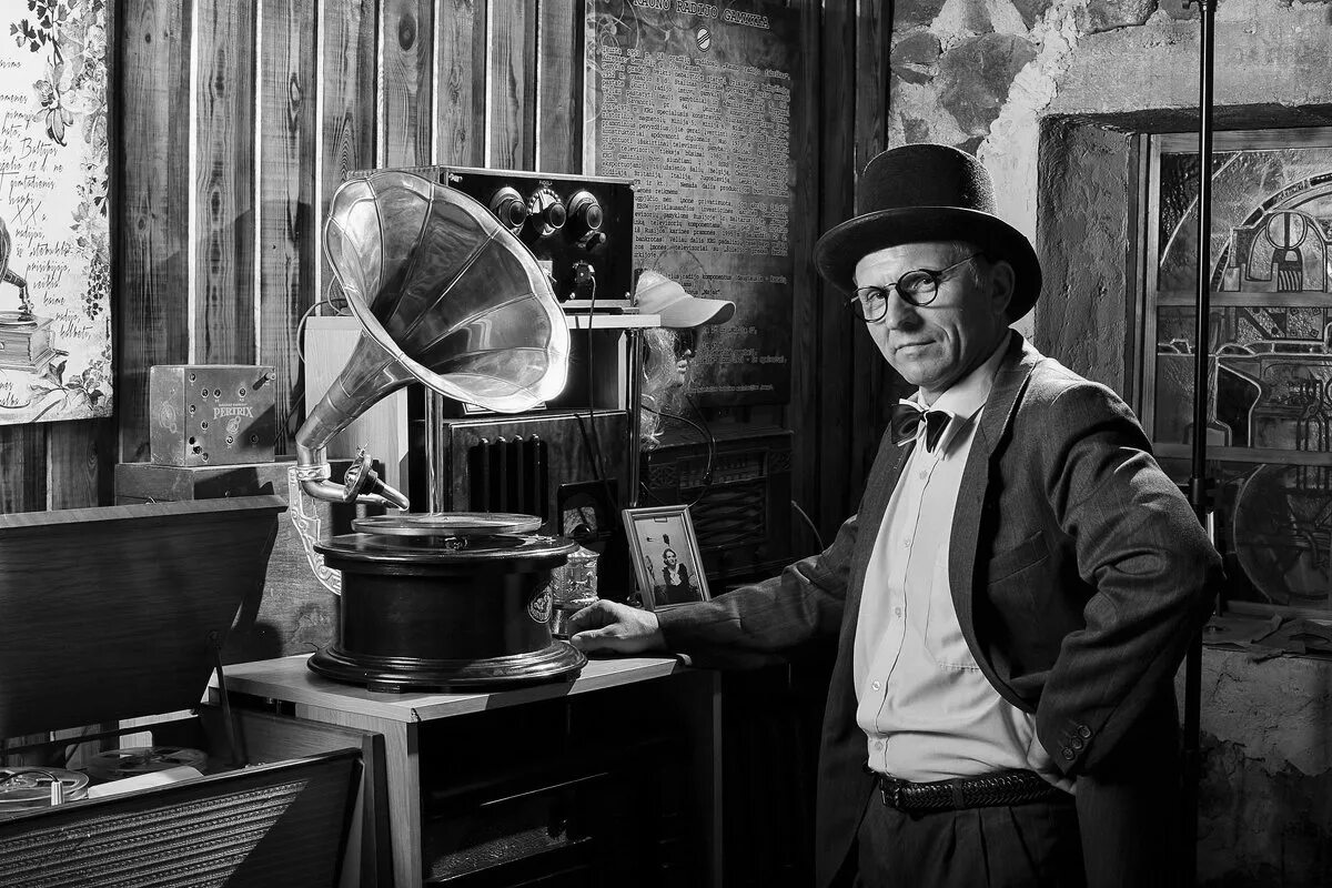 старые фото слушать. старые фото слушать. сьюзи ротоло. старые фото слушать. граммофон 1930.