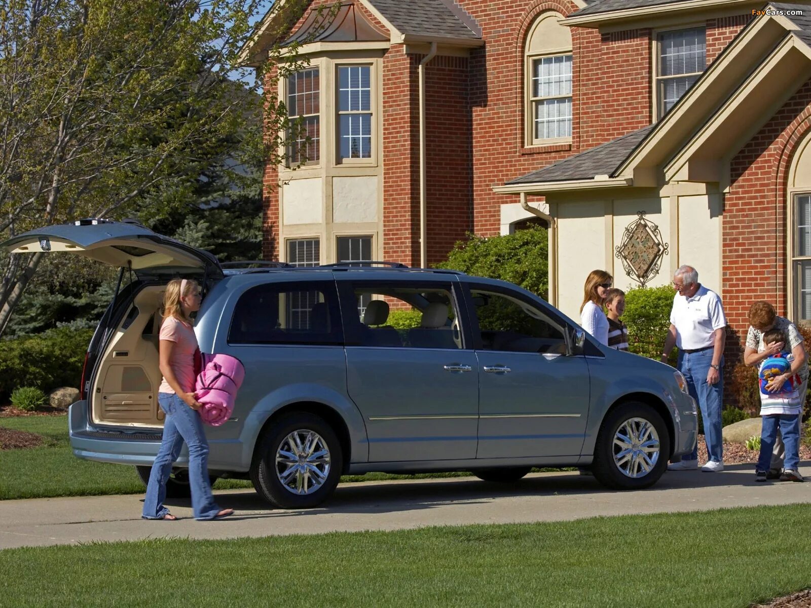 Купить хороший семейный автомобиль. Chrysler Таун Кантри. Крайслер Town Country. Chrysler Town Country 2008. Крайслер Таун 2008.