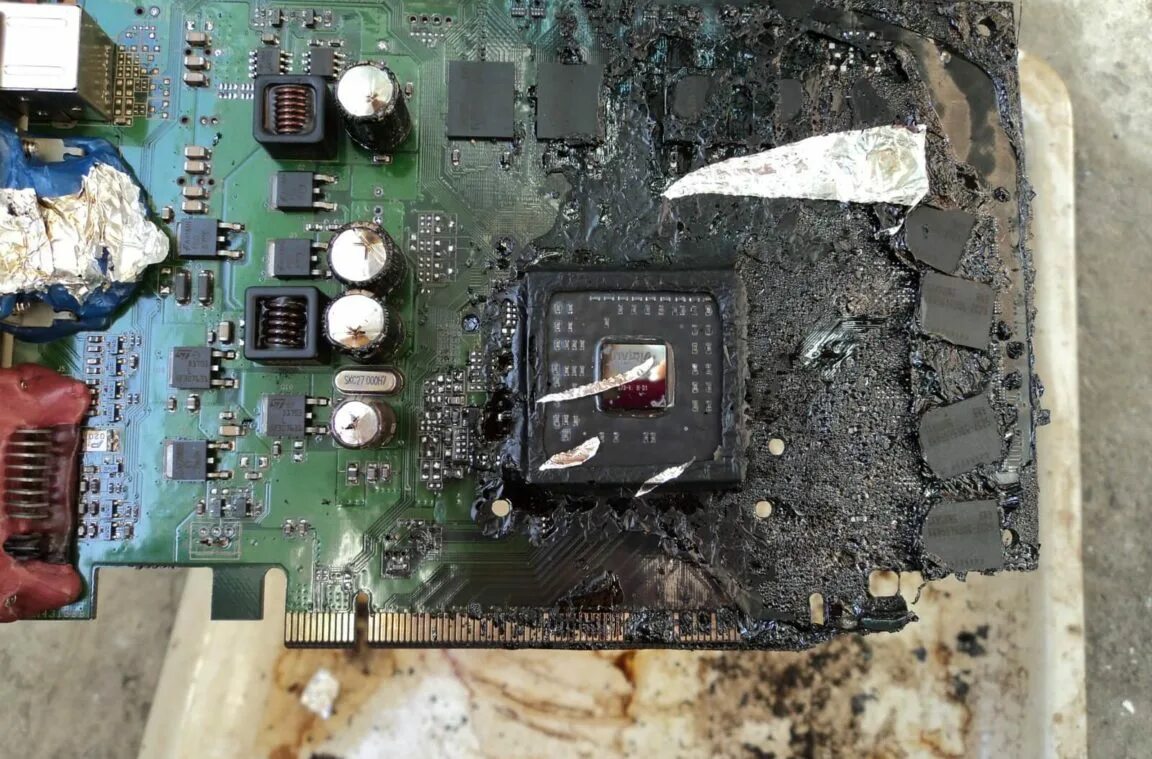Сгоревший чип. Сгоревшая видеокарта RTX 3060. Сгоревшая материнская плата. Сломанная видеокарта. Поломанная материнская плата.