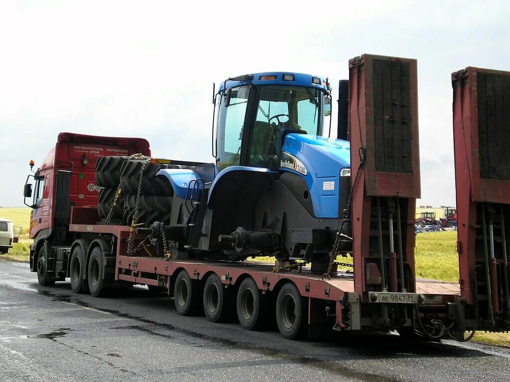 Перевозка трактора. Перевозка трактора. Перевозка тракторов мтз на трале. Транспортный трактор. Перевозка тракторов джон дир.