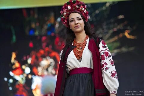 Украинка в национальном костюме