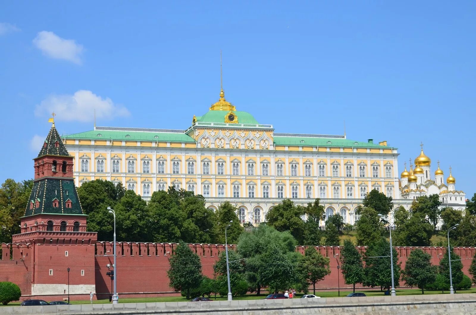 Какие здания находятся на территории кремля
